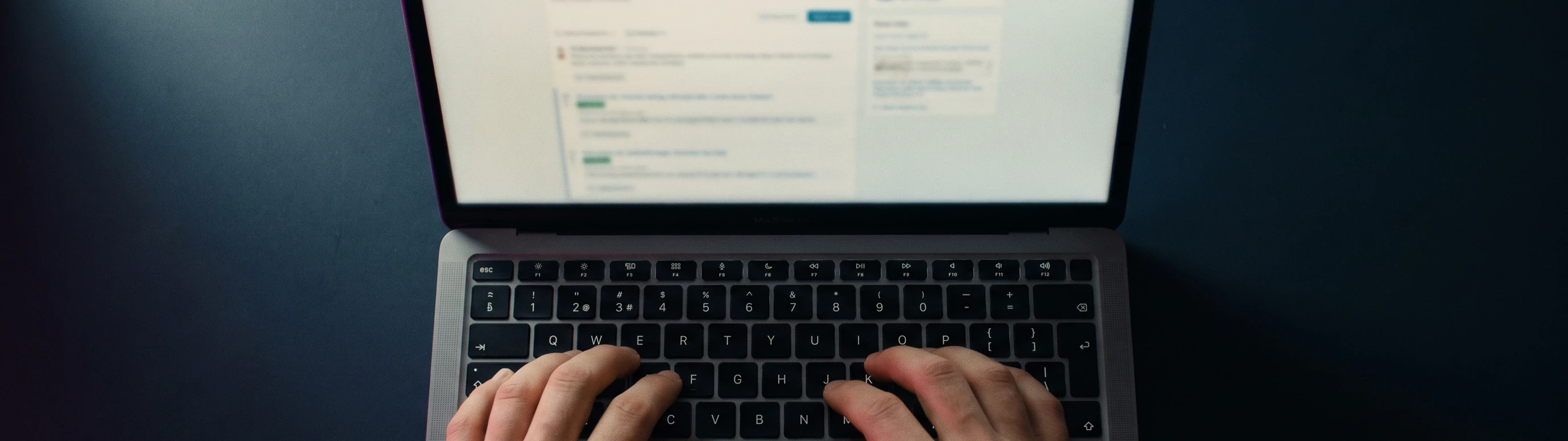 El portátil de una alumna con su proyecto abierto en el navegador y las manos sobre el teclado