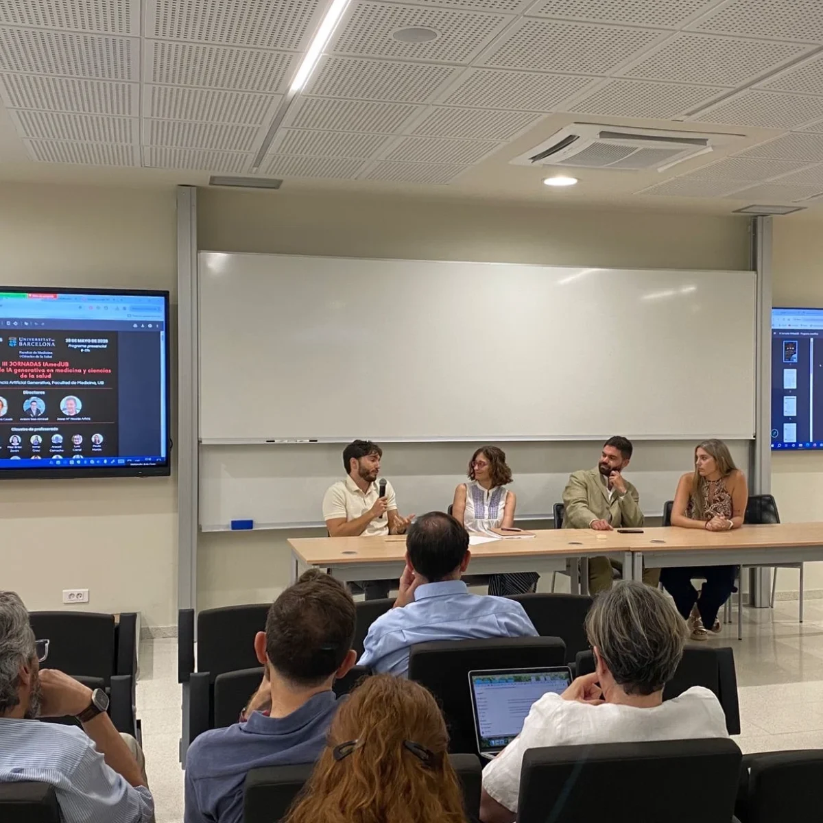Mesa redonda de las jornadas de IA generativa de la Universitat de Barcelona, con cuatro ponentes ante el público