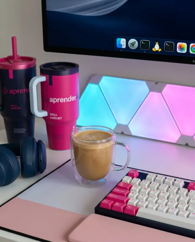 Grupo de profesionales colaborando con herramientas de IA como ChatGPT y automatización en pantallas